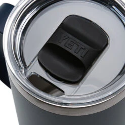 Yeti Coolers RAMBLER 24 OZ MUG Thermobecher NAVY -CampWelt Verkäufe 5637939057 d rambler 24 oz mug yeti coolers 24
